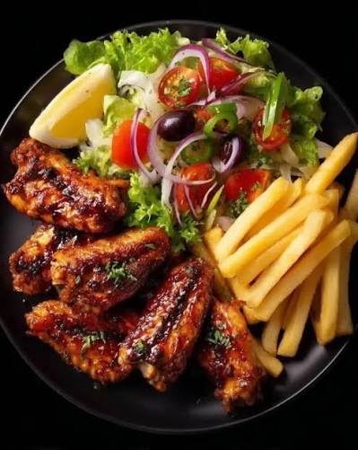 Spicy chicken wings served with Chips